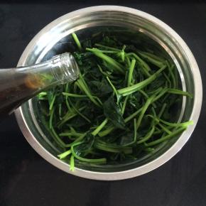 淋芝麻油拌匀，我加了几粒枸杞子做点缀，摆盘