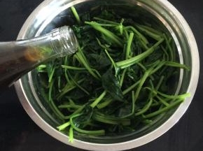 淋芝麻油拌匀，我加了几粒枸杞子做点缀，摆盘