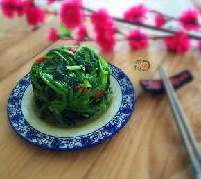 将菠菜、姜汁分盘同时上桌，吃时夹菠菜蘸姜汁，也可以把姜汁淋在菠菜上