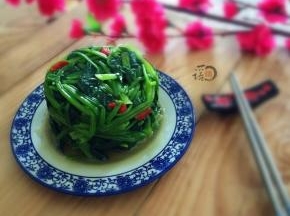 将菠菜、姜汁分盘同时上桌，吃时夹菠菜蘸姜汁，也可以把姜汁淋在菠菜上