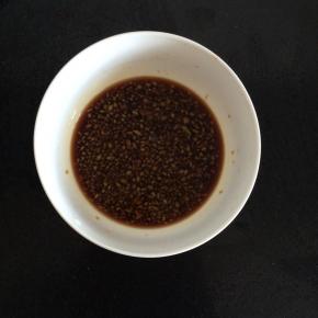 姜末中加盐、酱油、醋，味精调成姜汁