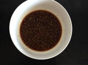 姜末中加盐、酱油、醋，味精调成姜汁