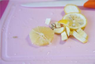 柠檬去皮取肉备用。