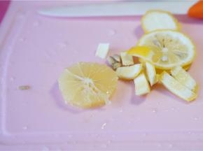 柠檬去皮取肉备用。