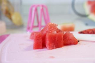 西瓜去籽切小块备用。