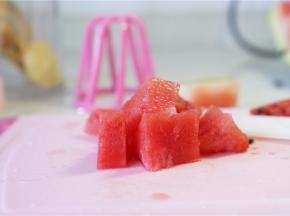 西瓜去籽切小块备用。