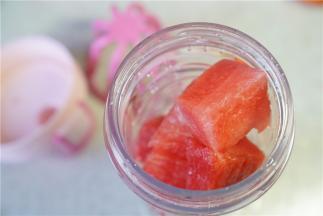 将取好的食材及冰好的百香果入摇摇杯。