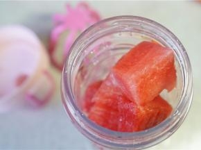 将取好的食材及冰好的百香果入摇摇杯。