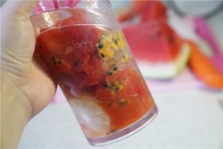 上网格密封好后摇至食材融合成汁。