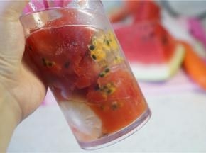 上网格密封好后摇至食材融合成汁。