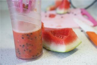 再将剩下来的西瓜再次切丁加入，分次加摇至好。