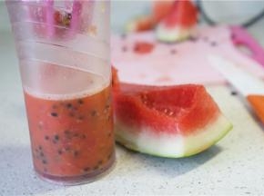 再将剩下来的西瓜再次切丁加入，分次加摇至好。