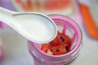 摇的时候会有少许的果肉摇至在网格里，那么可以用匙子压一下。