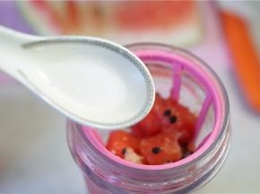 摇的时候会有少许的果肉摇至在网格里，那么可以用匙子压一下。