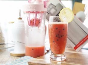 这样子一份百香果西瓜汁就完成了。