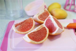 西柚切块去膜备用。