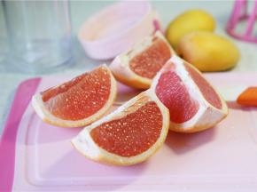 西柚切块去膜备用。