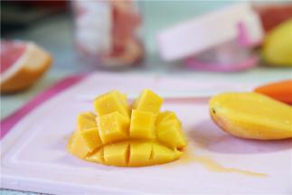 芒果去核取肉备用。