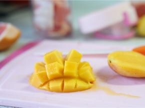 芒果去核取肉备用。