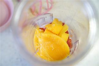 将这二款食材入摇摇杯。