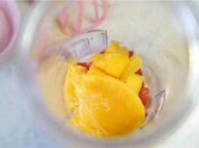 将这二款食材入摇摇杯。