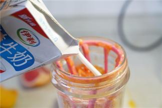 再加入牛奶及剩余的果肉。