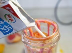 再加入牛奶及剩余的果肉。