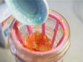 同样有少许果肉摇至在网格里，用匙子压一下。