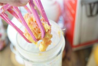 摇好后，西抽的果汁会摇至在网格里，压出汁后就沥出果渣即可。