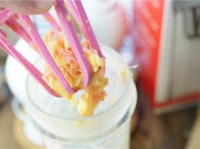 摇好后，西抽的果汁会摇至在网格里，压出汁后就沥出果渣即可。