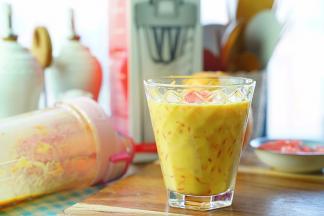 最后吃的时候还可以在表面再用少许的西柚肉点缀一下。