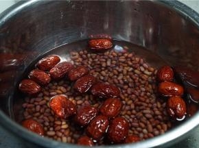 将红豆红枣用清水多次泡洗。