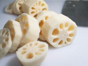 将莲藕去皮切大块。