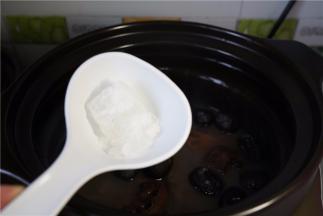 加入适量的冰糖调味。