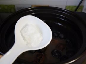 加入适量的冰糖调味。