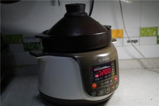 上盖选择炖煮模式将甜汤煮制。
