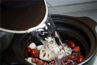 将洗切好的食材入电炖锅，再加足清水。