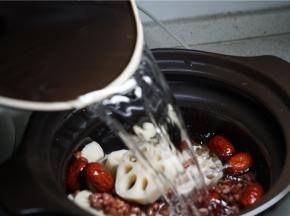 将洗切好的食材入电炖锅，再加足清水。