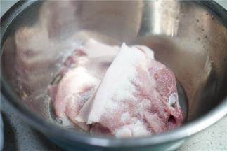 用细盐腌洗猪肉数分钟。