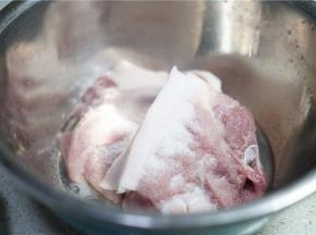 用细盐腌洗猪肉数分钟。