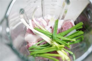 再加入葱段入破壁机打成肉蓉。