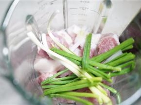 再加入葱段入破壁机打成肉蓉。