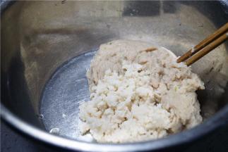 同样将莲藕去皮改刀入破壁机打成莲藕蓉。