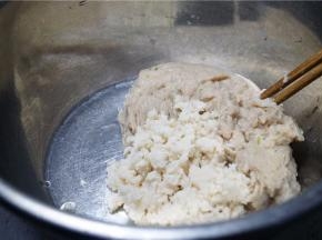 同样将莲藕去皮改刀入破壁机打成莲藕蓉。