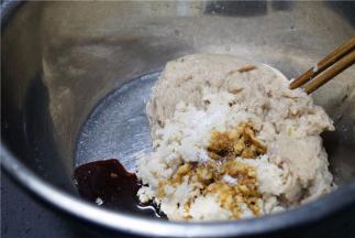 加入细盐酱油及少许的玉米油调味。