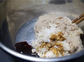 加入细盐酱油及少许的玉米油调味。