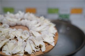 锅里加水煮开，将包好的馄饨下锅。