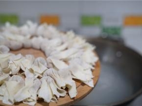 锅里加水煮开，将包好的馄饨下锅。