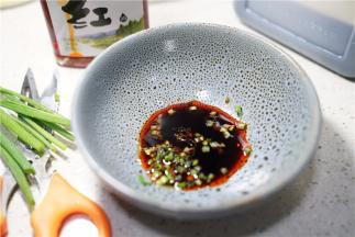 按个人喜好调配一个酱汁，我用了辣油酱油及葱花。