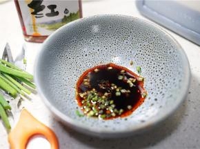 按个人喜好调配一个酱汁，我用了辣油酱油及葱花。